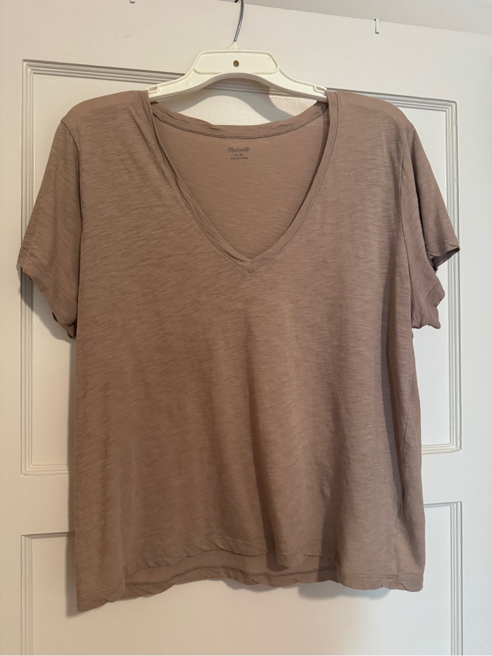Madewell tan V-Neck Tee, size XL